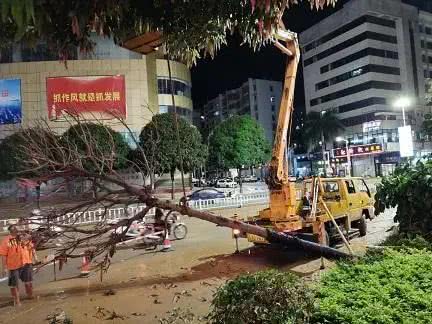 太难了 广西梧州突降暴雨致市区多处内涝 这两天还会有雨